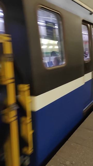 81-722/723/724 «Юбилейный» на станции "Приморская" в Санкт- Петербурге