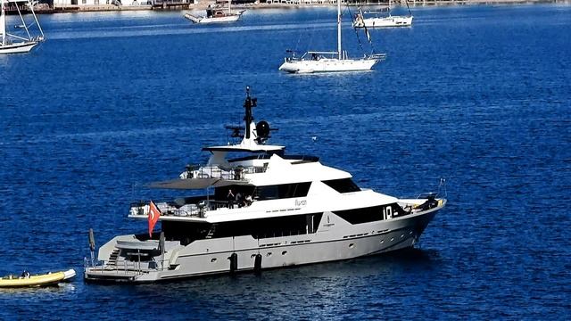 яхты на рейде