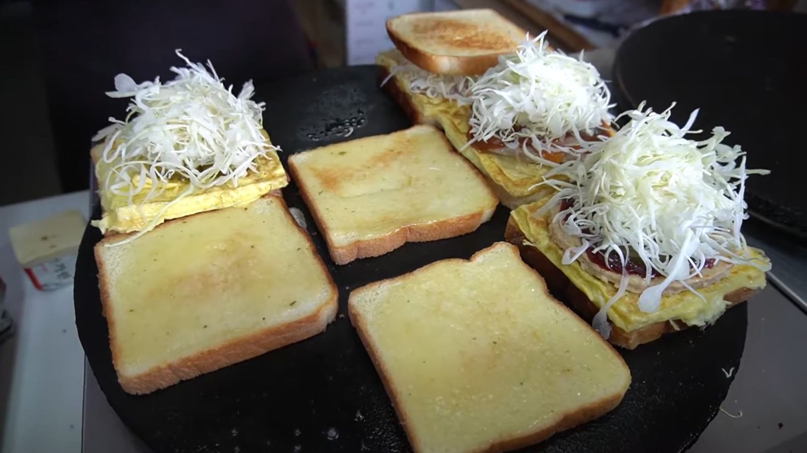 Новое блюдо в меню:  / Острый и пряный цыпленок / Лучший тост в Корее / Корейская уличная еда