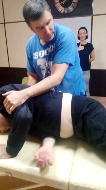 Ротации позвоночника на массажном столе - положение на боку