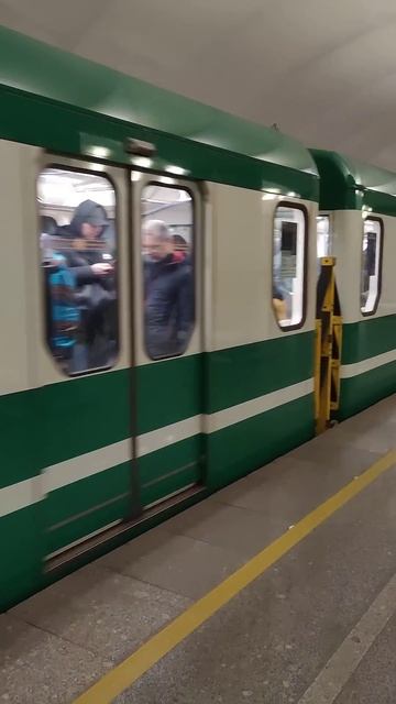 Поезд "НеВа" на станции "Приморская" в метрополитене Санкт-Петербурга