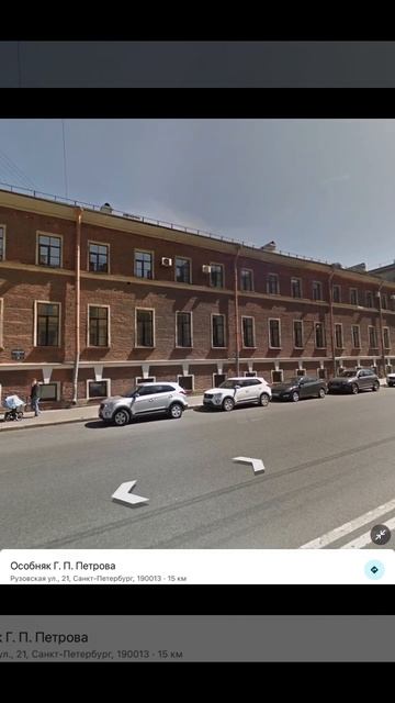 Санкт-Петербург. 25.11.2025. Панорама Розовской улицы от дома купцов Петровых. Парадная особняка