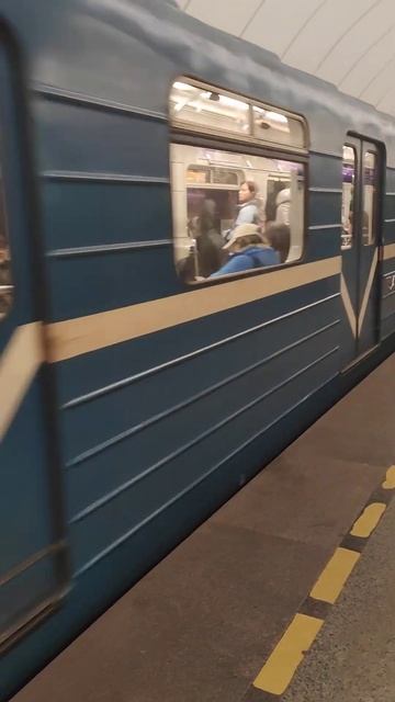 81 717/714 Номерной 2-2-2 на станции Звенигородская в Петербургском метрополитене