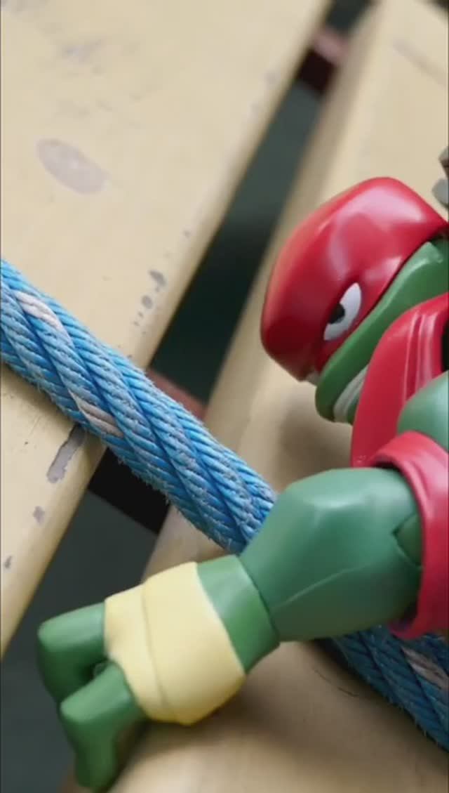 Рафаэль из Черепашек Ниндзя в схватке с ВРАГОМ! 🐢🥊 Кто победит? #шортс  #ЧерепашкиНиндзя #длядетей