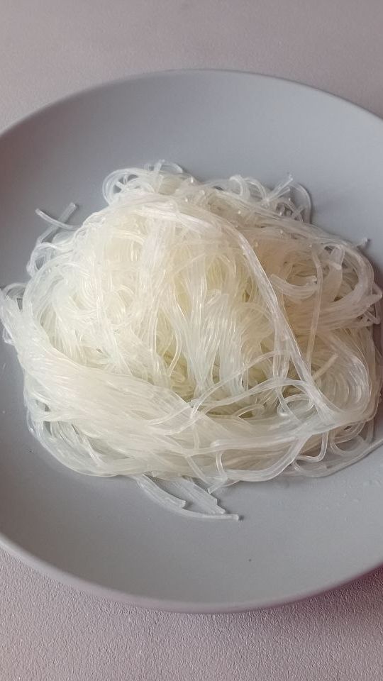 Бесподобный салат с фунчозой и куриной грудкой