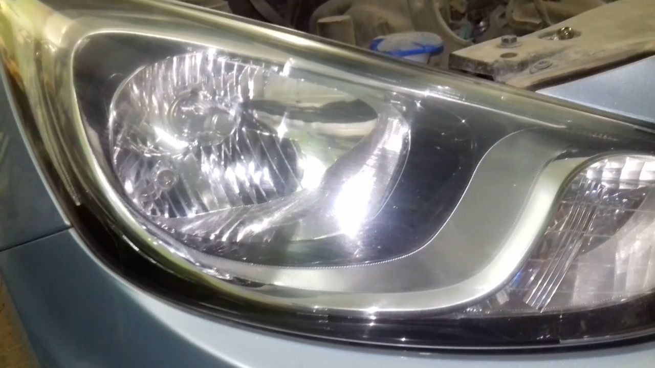 Замена лампочки ближнего дальнего света фар на Хендай Солярис (Hyundai Solaris)