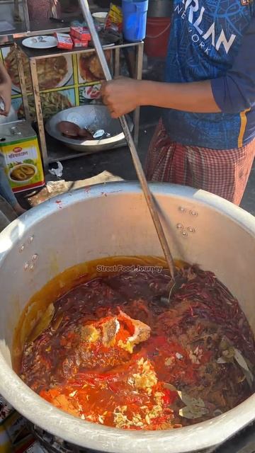 Блюдо из говядины в глиняном горшочке в Бангладеш.