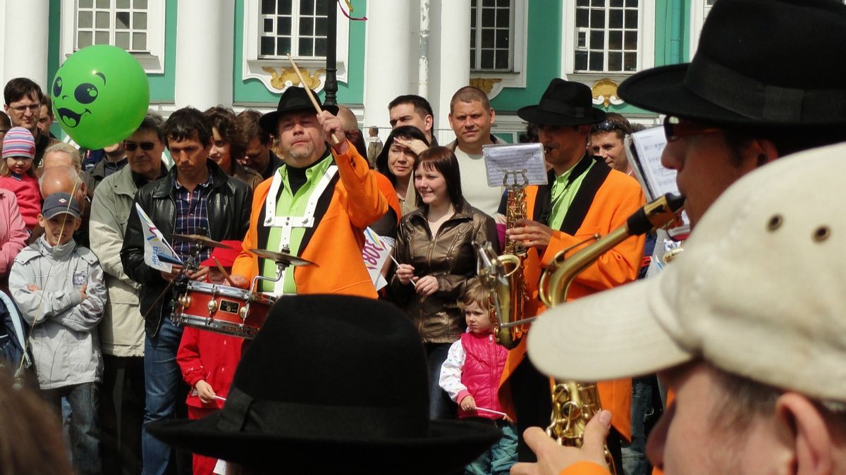 Подготовка Дворцовой площади к Дню Города