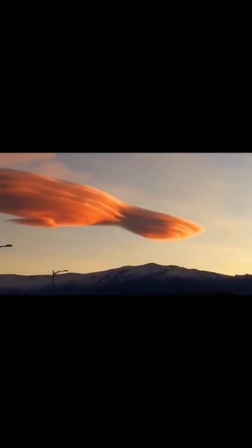 Лентикулярные облака  рядом с городом Гранада, Испания, 23 ноября