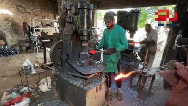 Цех по производству мотыг. Пакистан