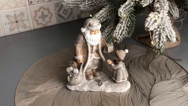 Декоративная фигура САНТА: СЮРПРИЗ ДЛЯ МАЛЫША, полистоун, кремовый, 14 см, 1142828