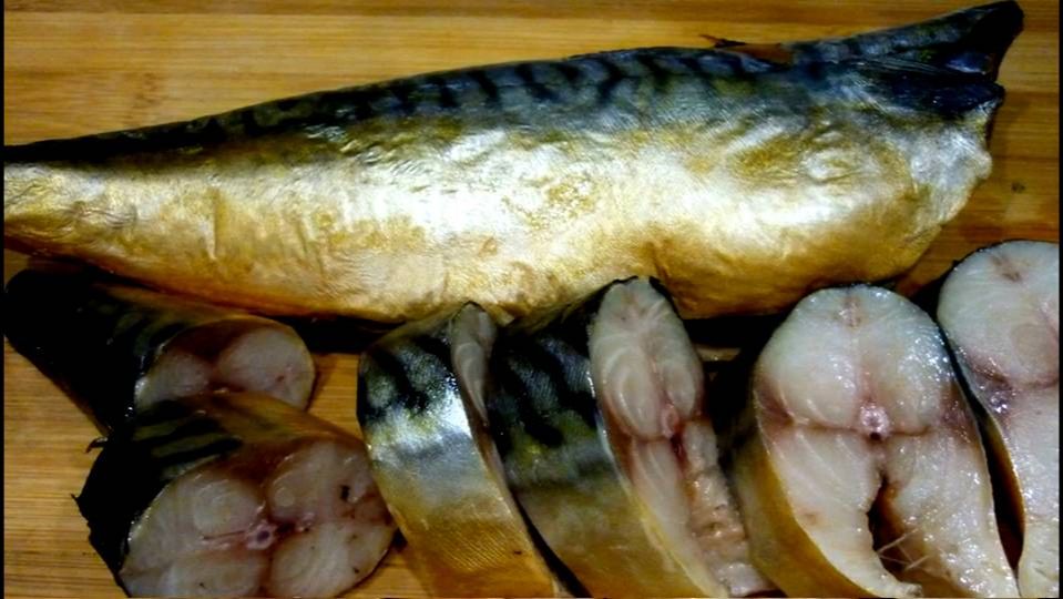 Малосольная скумбрия в луковой шелухе - Вкуснее чем копченая! Засолка скумбрии в бутылке.