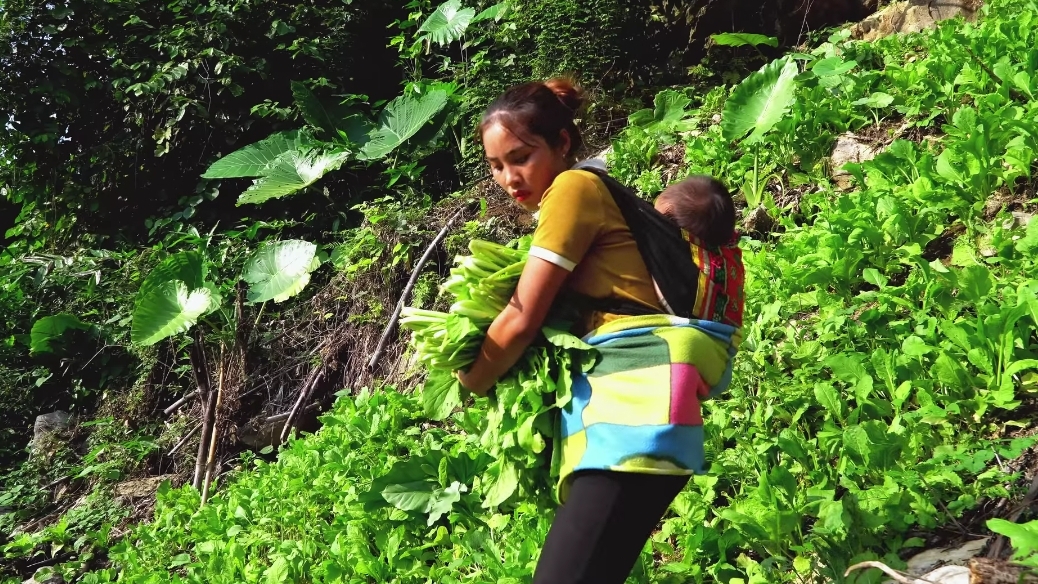 Мама поневоле 4 серия , сборы трав и продажа на рынке.