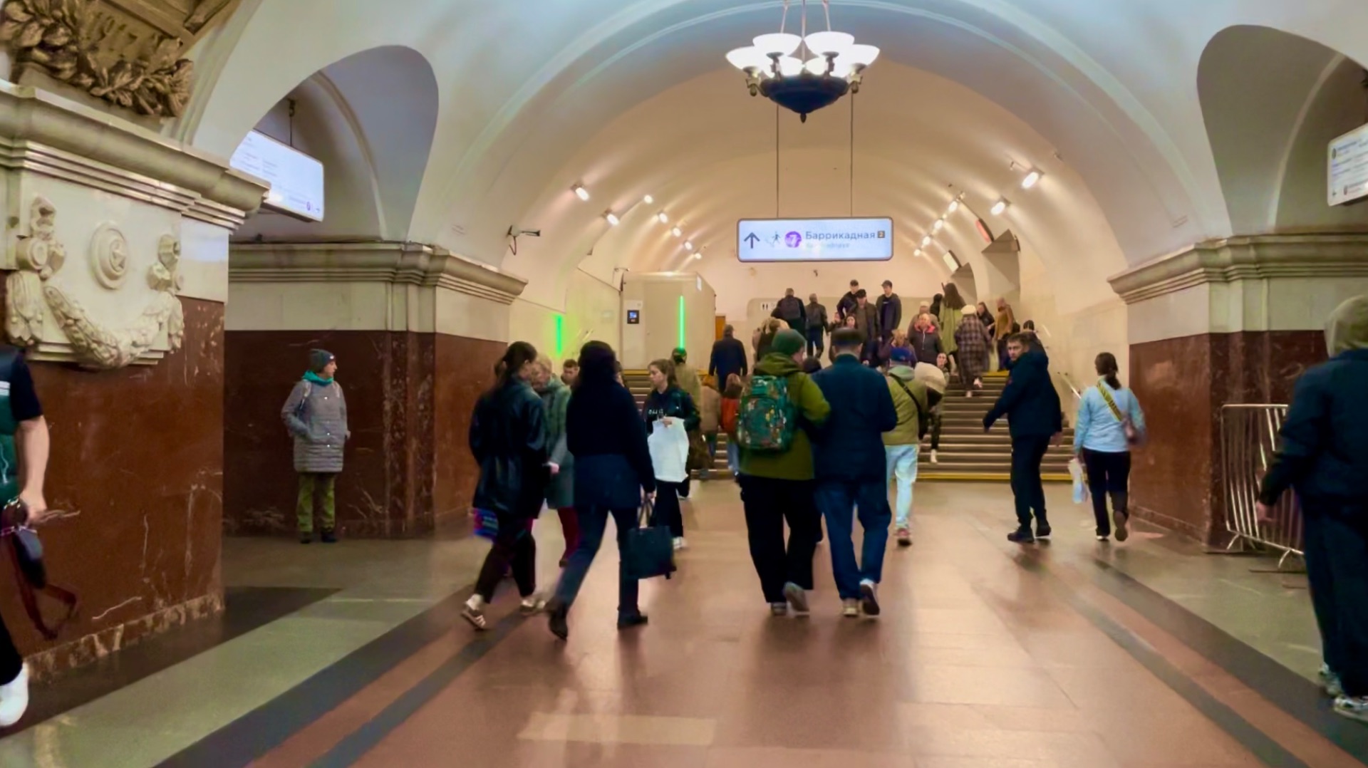 Еду в Московском метро от станции «Добрынинская « до станции «Баррикадная». Метро Москвы. Эпизод 82