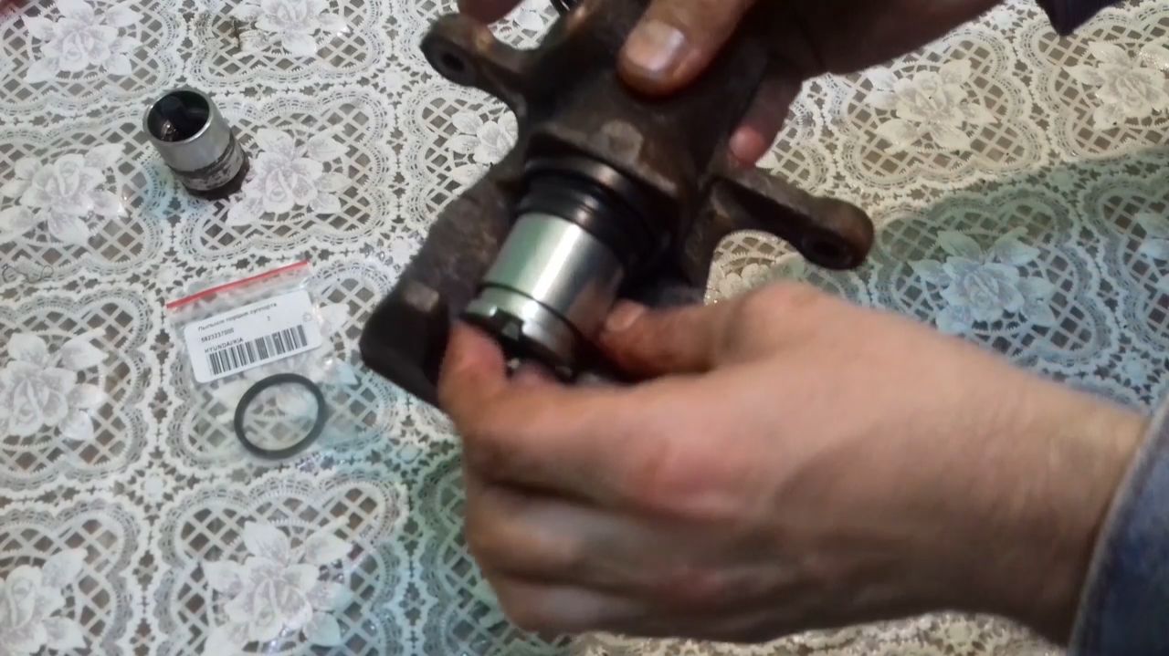 Замена тормозных поршней задних суппортов на Хендай Солярис (Hyundai Solaris)  Киа Рио (Kia Rio)