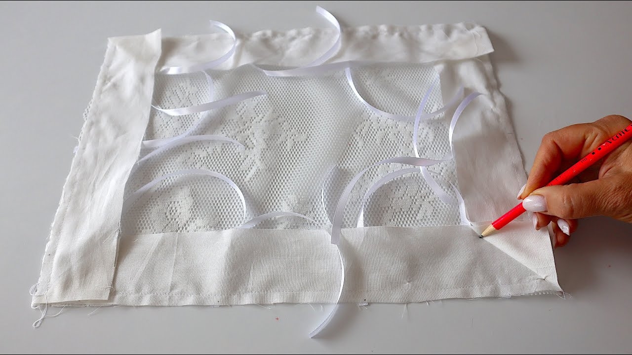 Подметила эту идею в дорогом ресторане. Сшила шторку из простыни и остатков тюля