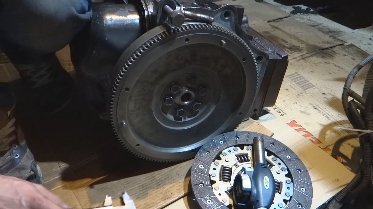 Оправка диска сцепления из газовой горелки | Установка КПП | Капиталка мотора Часть 17