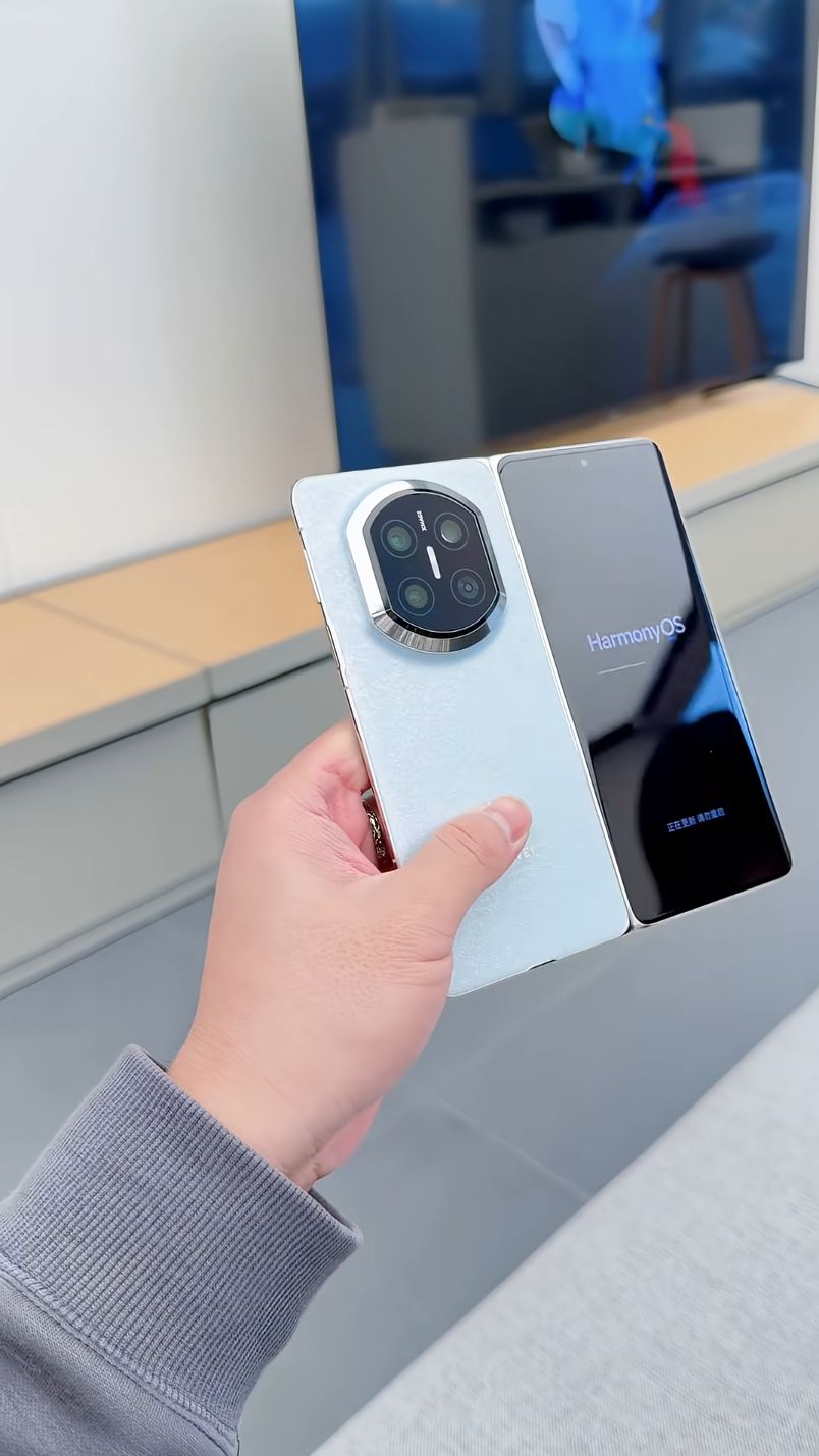 Huawei Mate X7 -  Первое знакомство с премиум новинкой из поднебесной 📱✨ #shorts #HuaweiMateX7