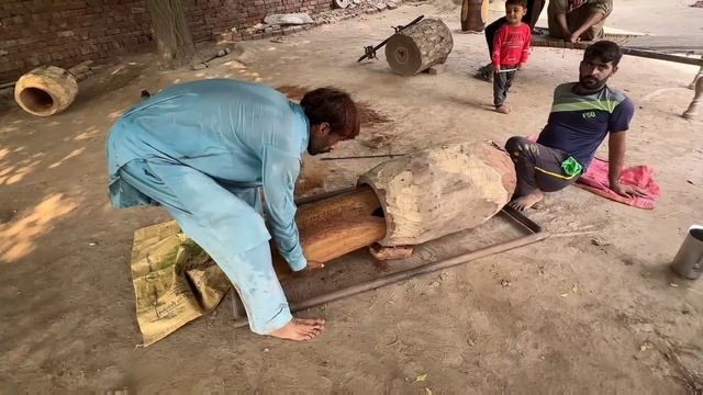 Изготовление традиционного национального барабана Дхол. Пакистан