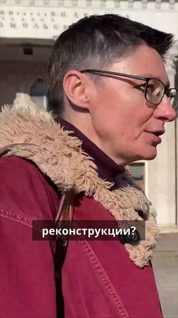 Стоим у Ленинградского вокзала Москвы, почти «близнеца» Петербургского вокзала!