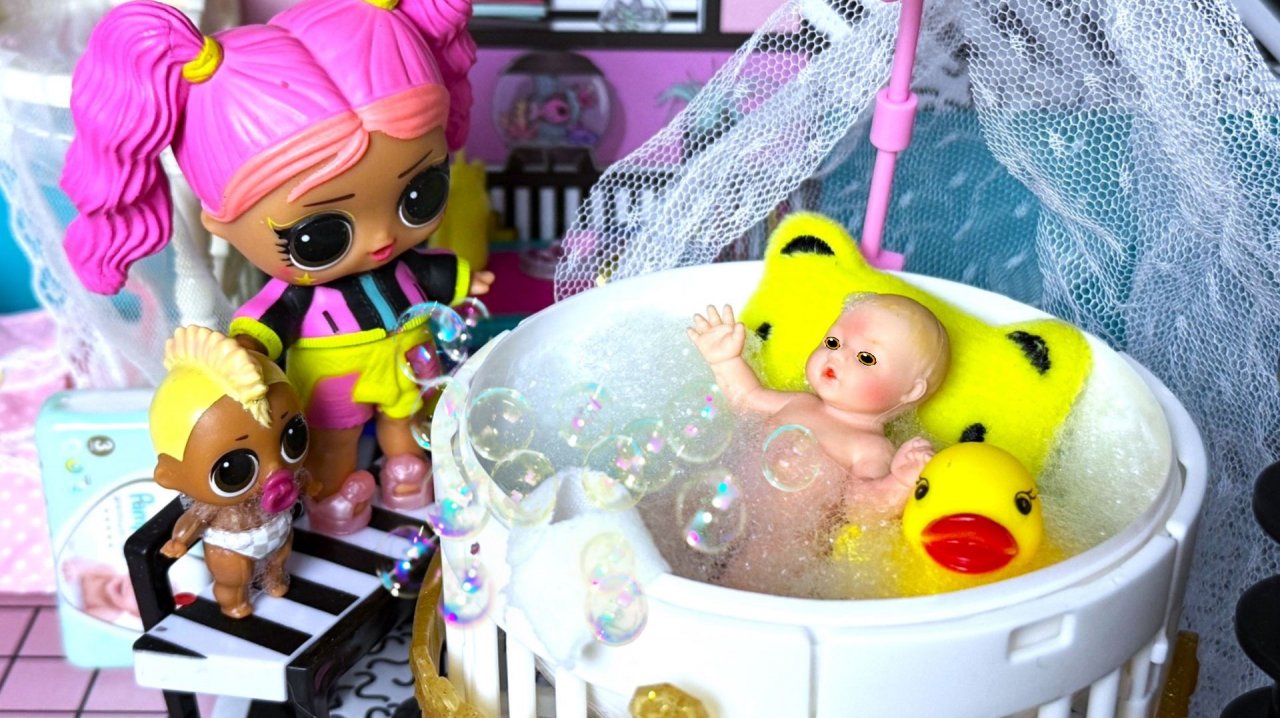 КУПАЛАСЬ В КРОВАТКЕ 💦😄 Вики и Панки семейка ЛОЛ сюрприз с малышами КАК МАМА мультик ДАРИНЕЛКА