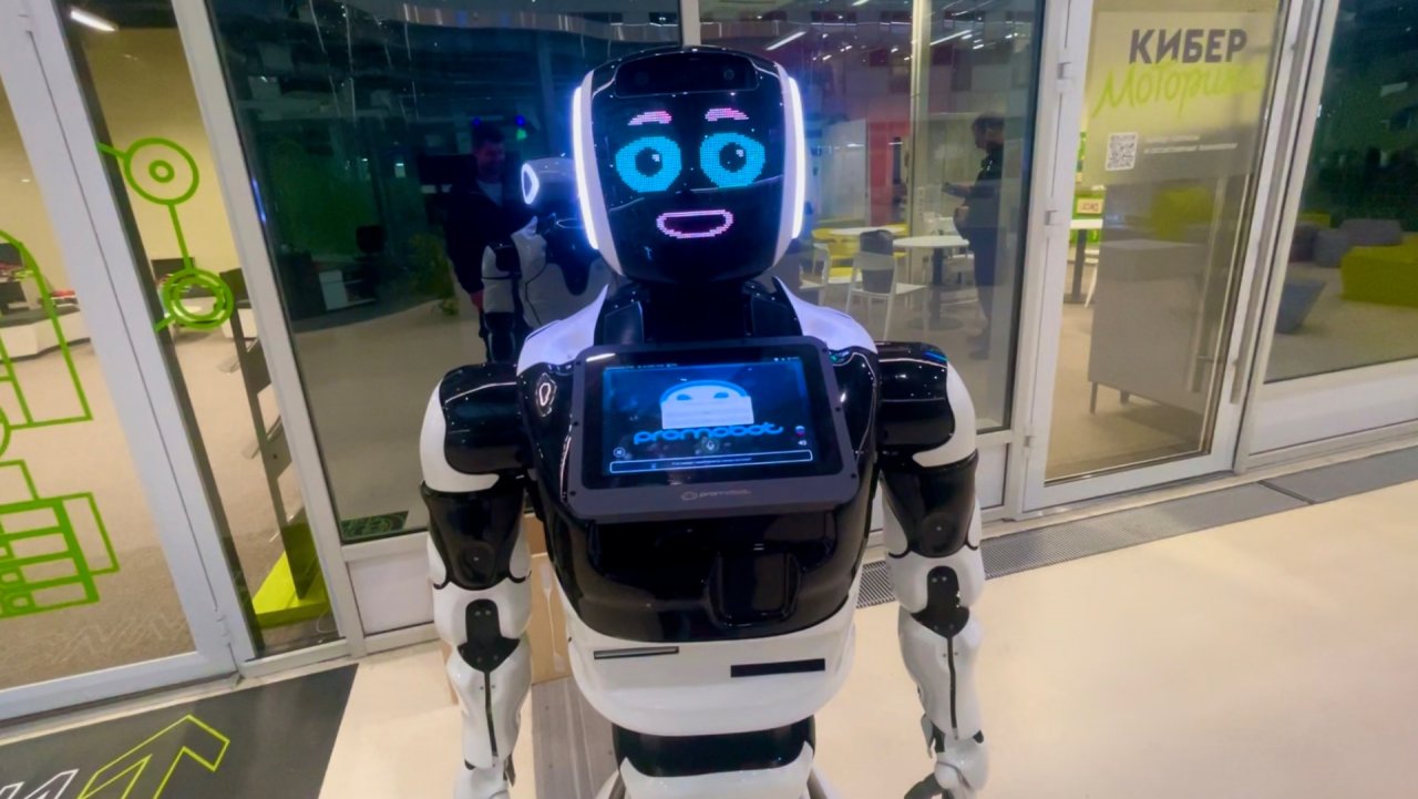 Приехал на двухэтажном аэроэкспрессе в Сколково. Пообщался с роботом. Москва. Эпизод 86.