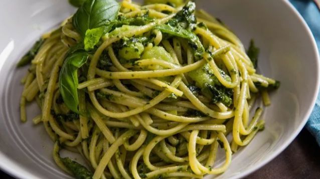 Макароны с соусом песто