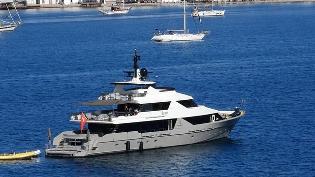 яхты на рейде