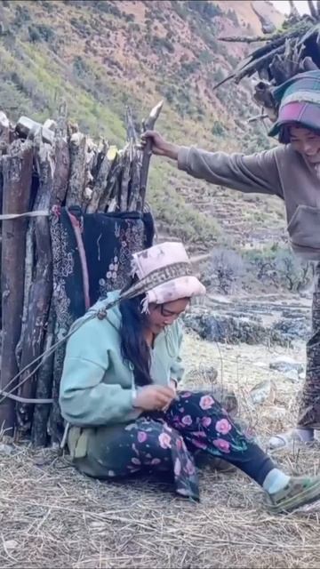 Женщины в горах набрали дров. Тяжелая ноша