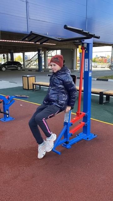 Уличный тренажер верхняя тяга с регулировкой AVU001 AVENIR sport - выполнение упражнения