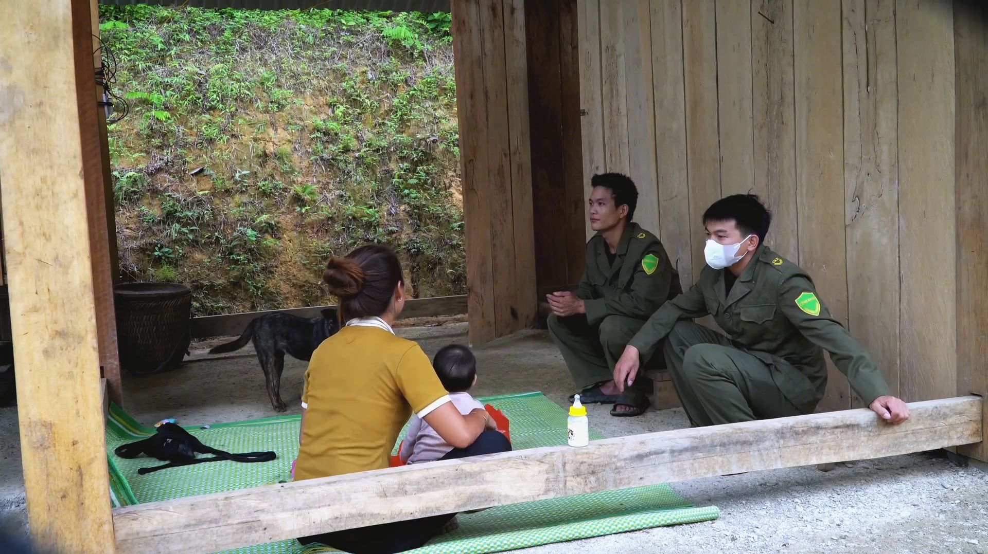 Дуонг. Мама поневоле. Собираю в лесу зелень для продажи. Приходит полиция с помощью. 4 Серия