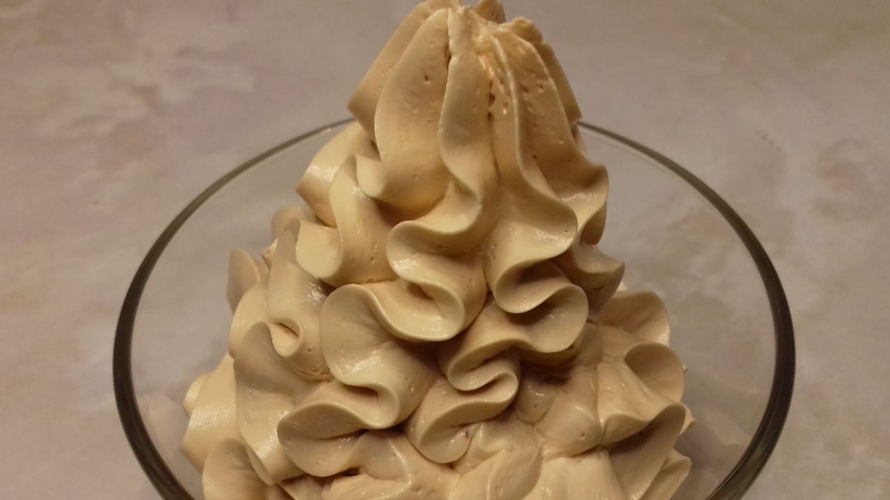 Рецепт крема из сгущенки, сметаны и масла, воздушный и необыкновенно вкусный