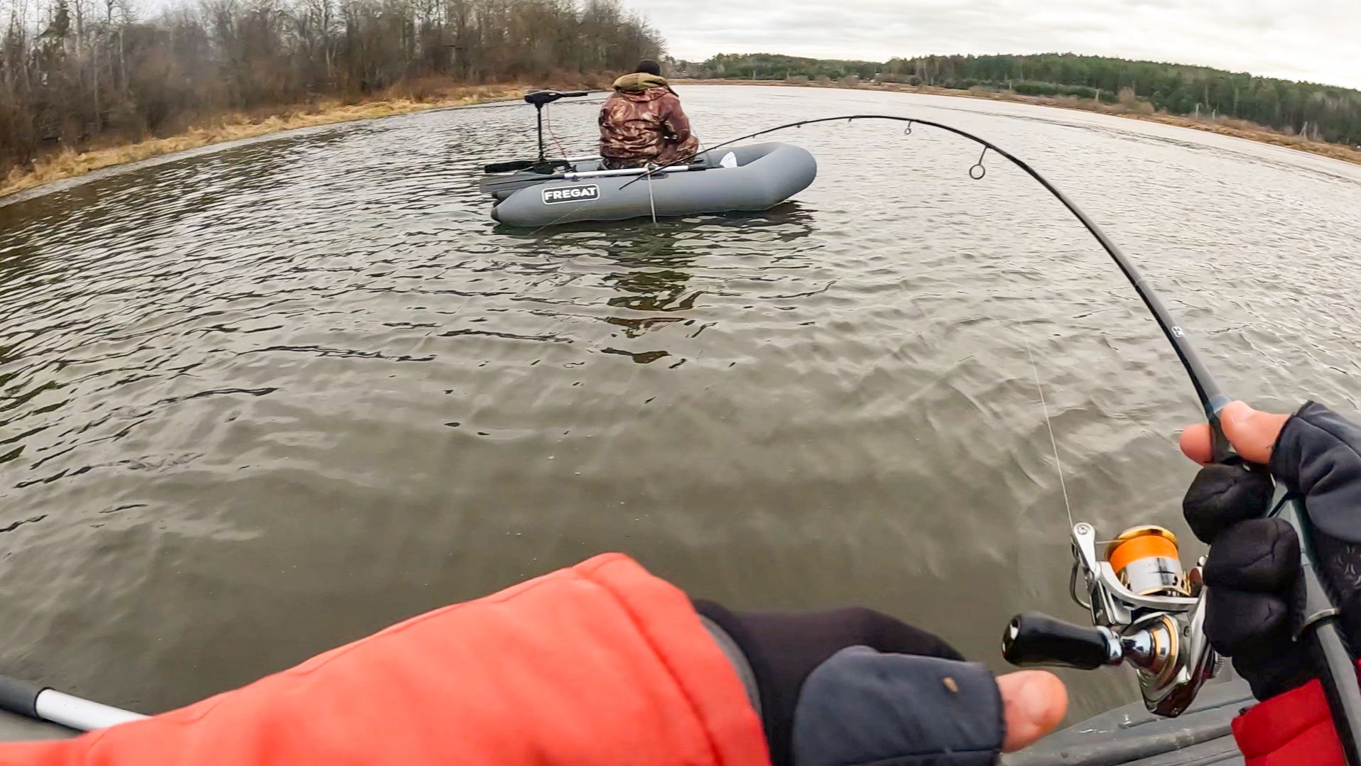 ДА ТУТ ИХ СОТНИ В ТРАВЕ, ЧТО НЕ ЗАБРОС ТО РЫБА на реке. Рыбалка на спиннинг в 2025
