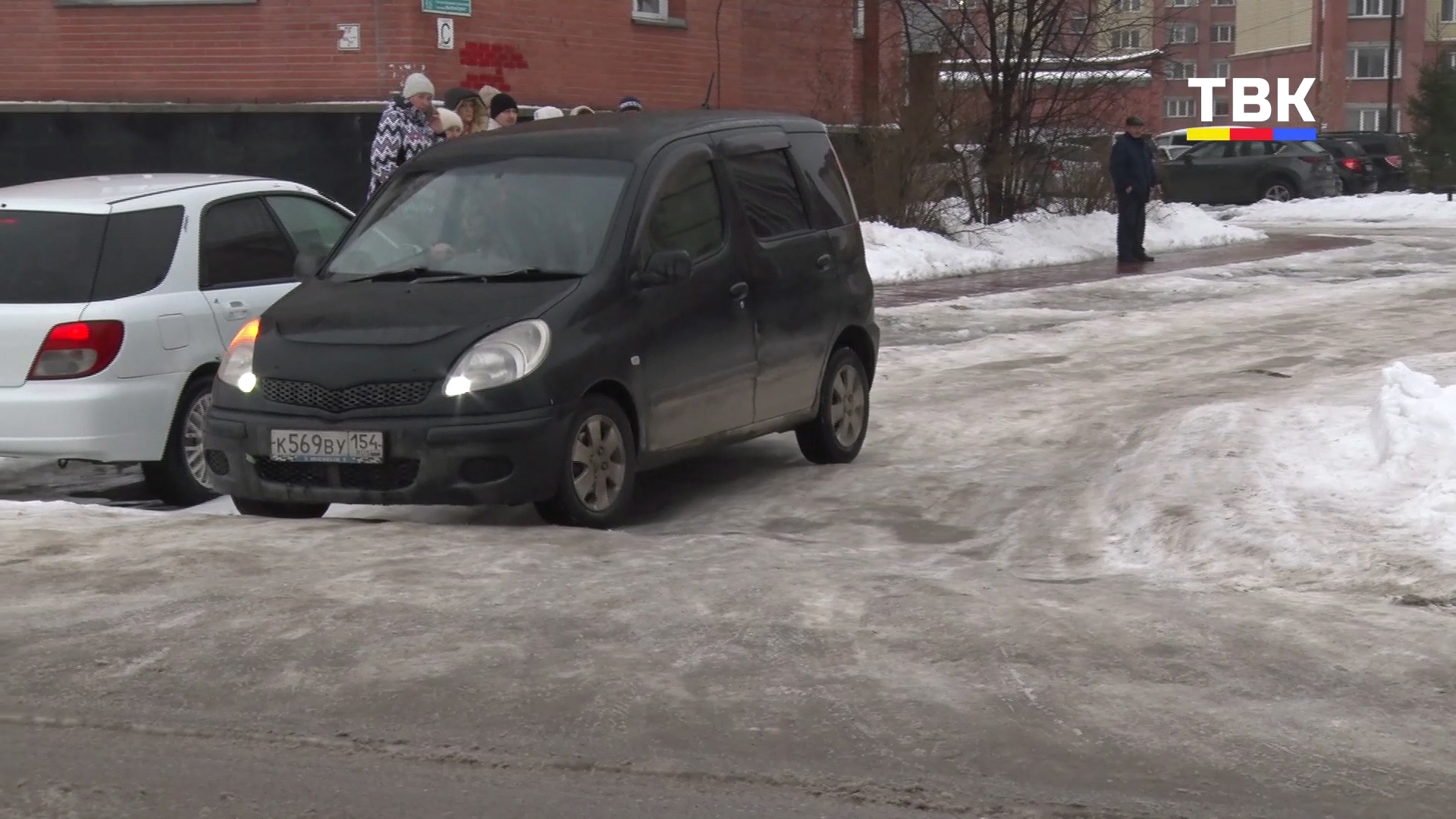 Просел асфальт на въезде во двор многоквартирного дома по ул. Рогачева – жители не могут добиться ре