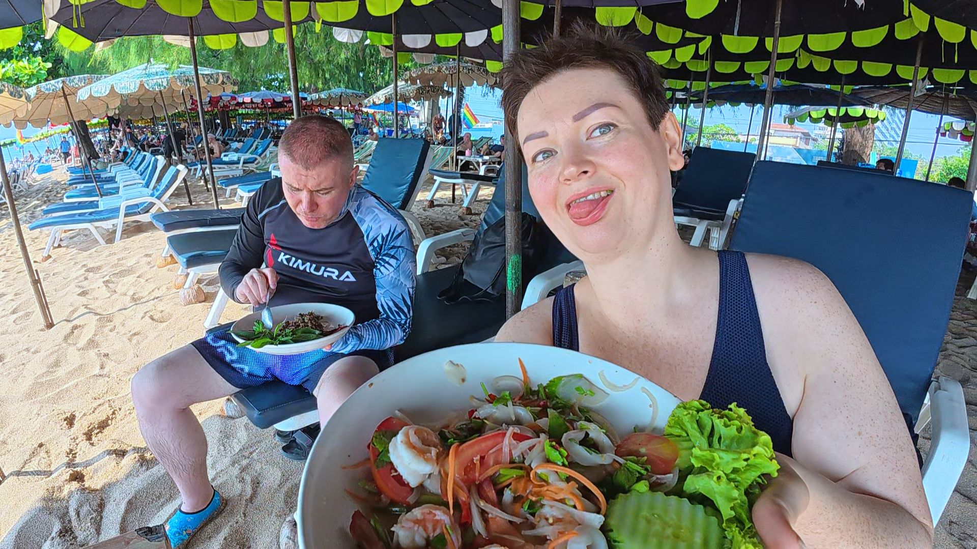 Мукбанг аж ИСКРЫ из глаз! ШИКУЕМ и объедаемся ВКУСНЯШКАМИ с видом на море! Болталка и обед в Паттайе