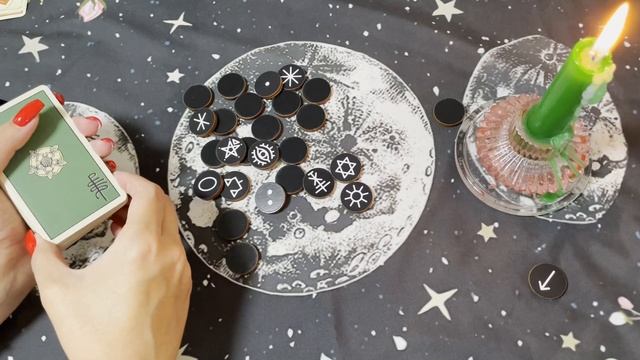 Что происходит в вашей паре? Гадание на ведьминых рунах