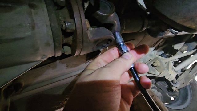 Нива: шприцуем смазкой кардан и крестовины