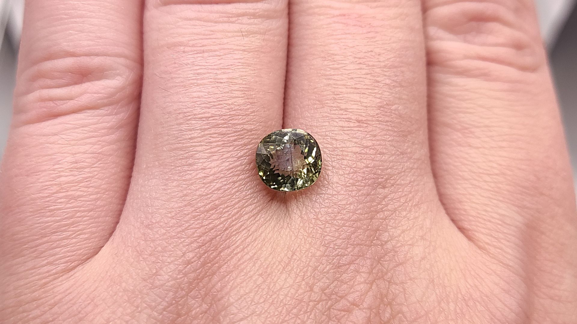 Турмалин Верделит кушон 2.40 ct. Мозамбик + гемм. заключение