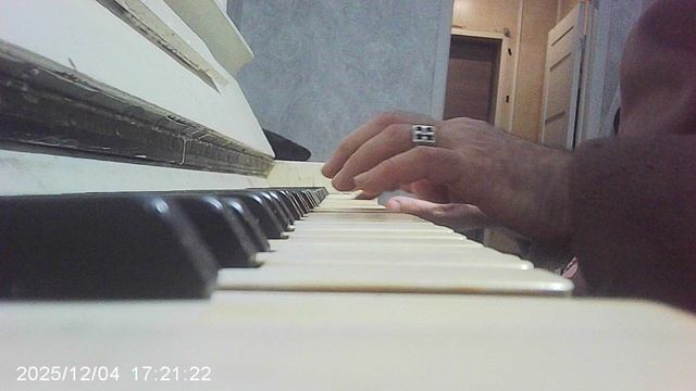 Пианино: "В горнице моей светло"