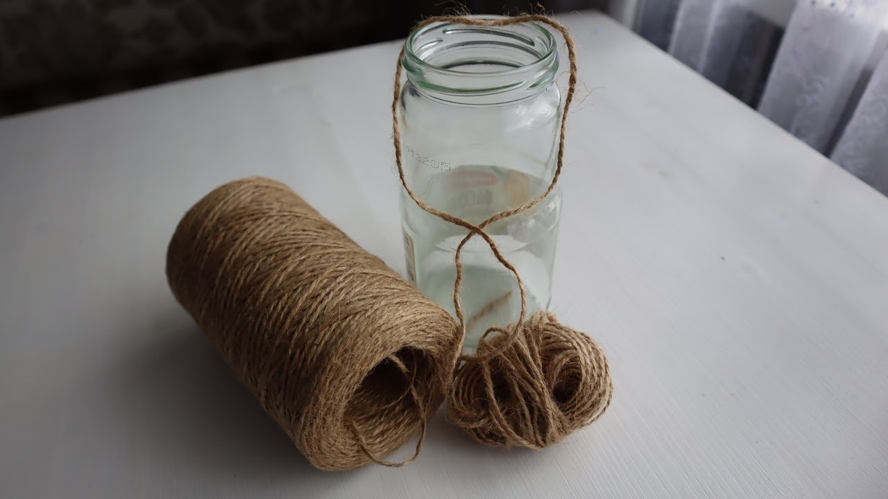 Взяла стеклянную банку и джут. Показываю, какая красивая ваза у меня получилась