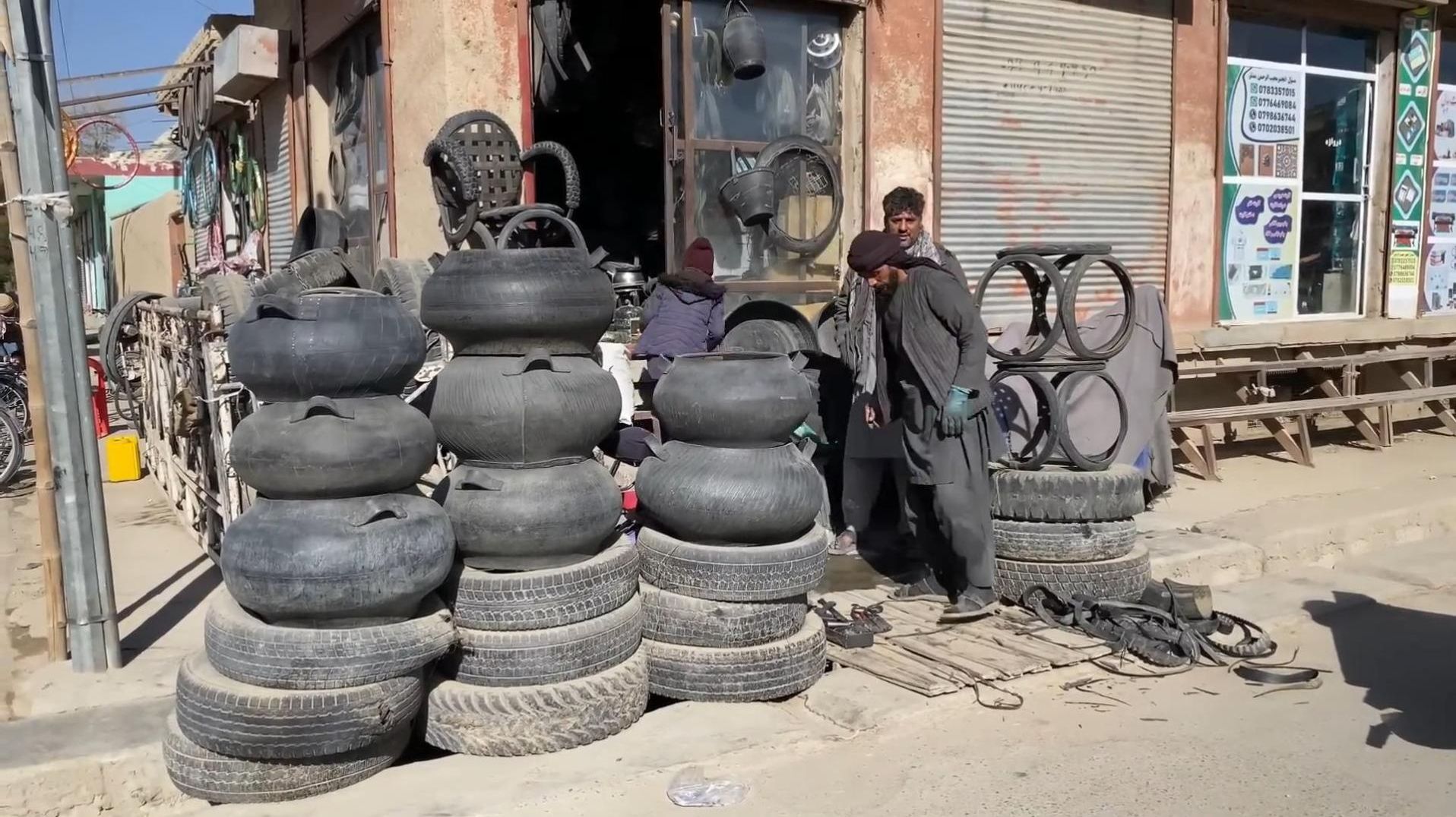 Сосуд из старых покрышек.