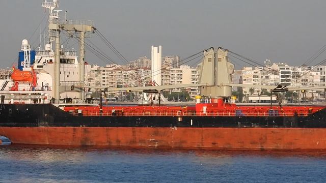 грузовое судно на загрузку