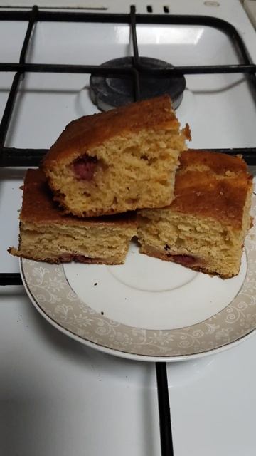 Яблочный пирог с клубникой на кефире — простой рецепт