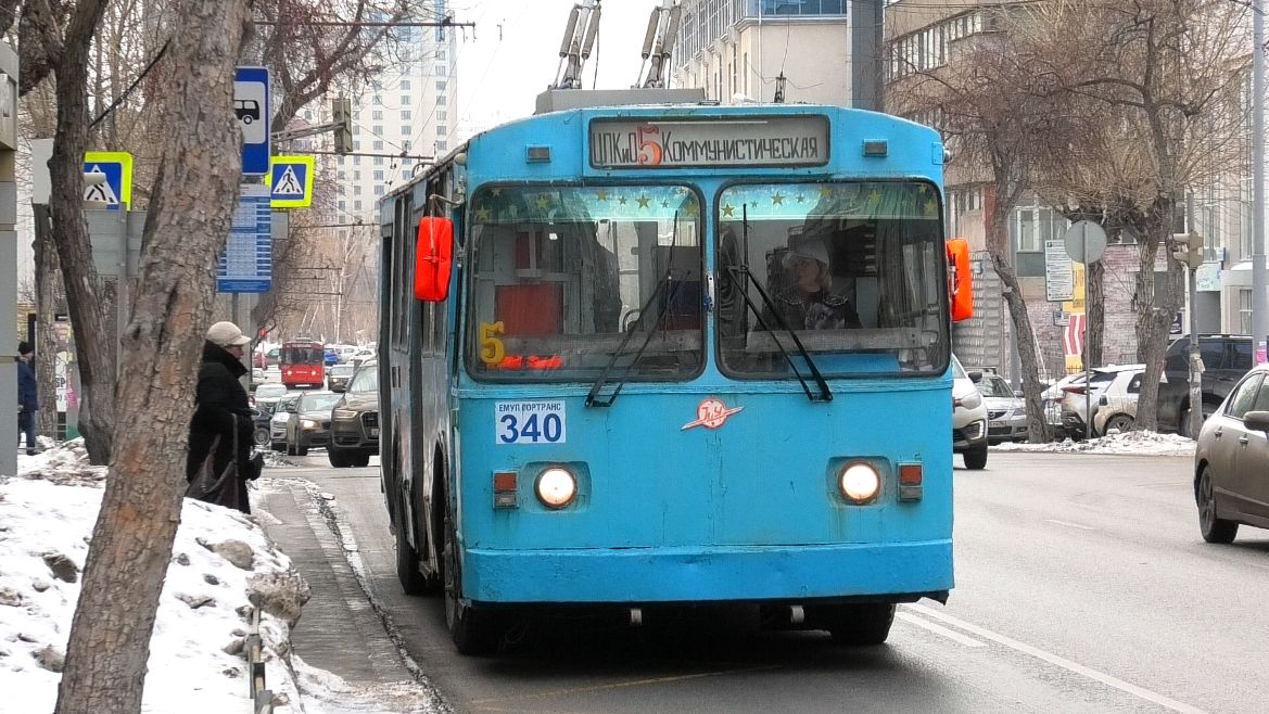 Троллейбус Екатеринбурга ЗиУ-682 (ВМЗ) №340 маршрут 5 на остановке "Карла Маркса"