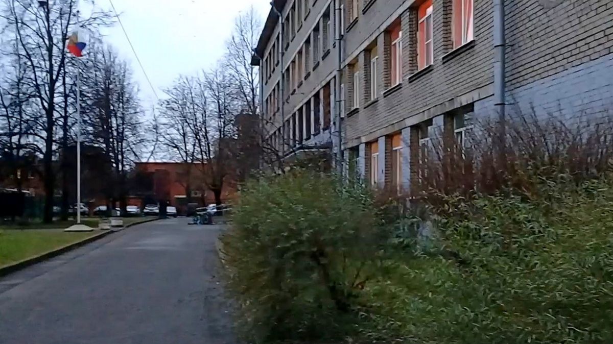 В этой школе я учился