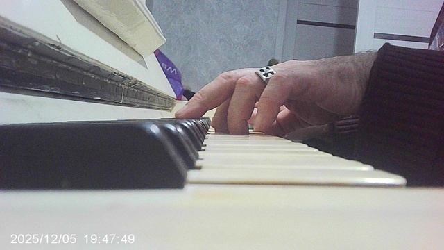 Пианино: "жили у бабуси"