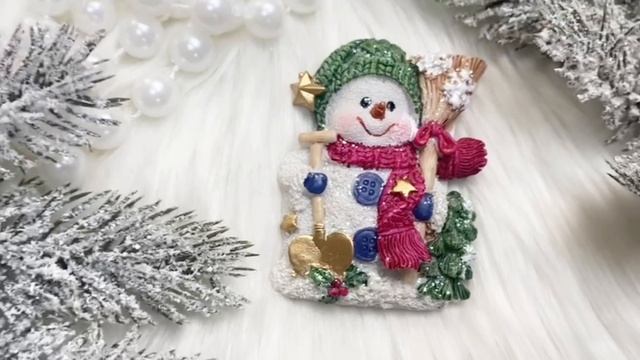 Декоративный магнит ВОЛШЕБНЫЙ ПЕРСОНАЖ: СНЕГОВИЧОК С МЕТЕЛКОЙ, керамика, 8 см, AAA000845-4