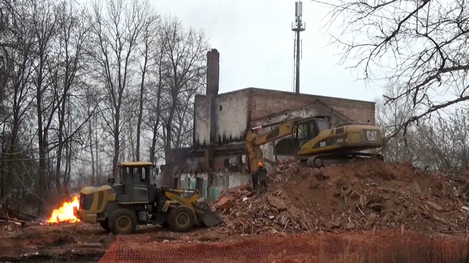 Снос старого здания Дома Культуры в районе Нововязники в городе Вязники. Съемка 05.12.2025
