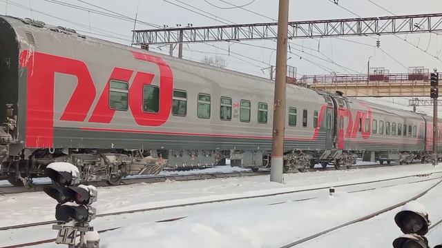 Красноуфимск.ЭП - 20 (015) и фирменный поезд «Урал» 056М Москва — Екатеринбург.