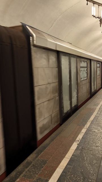 "Ледяной" поезд на станции Добрынинская 2025